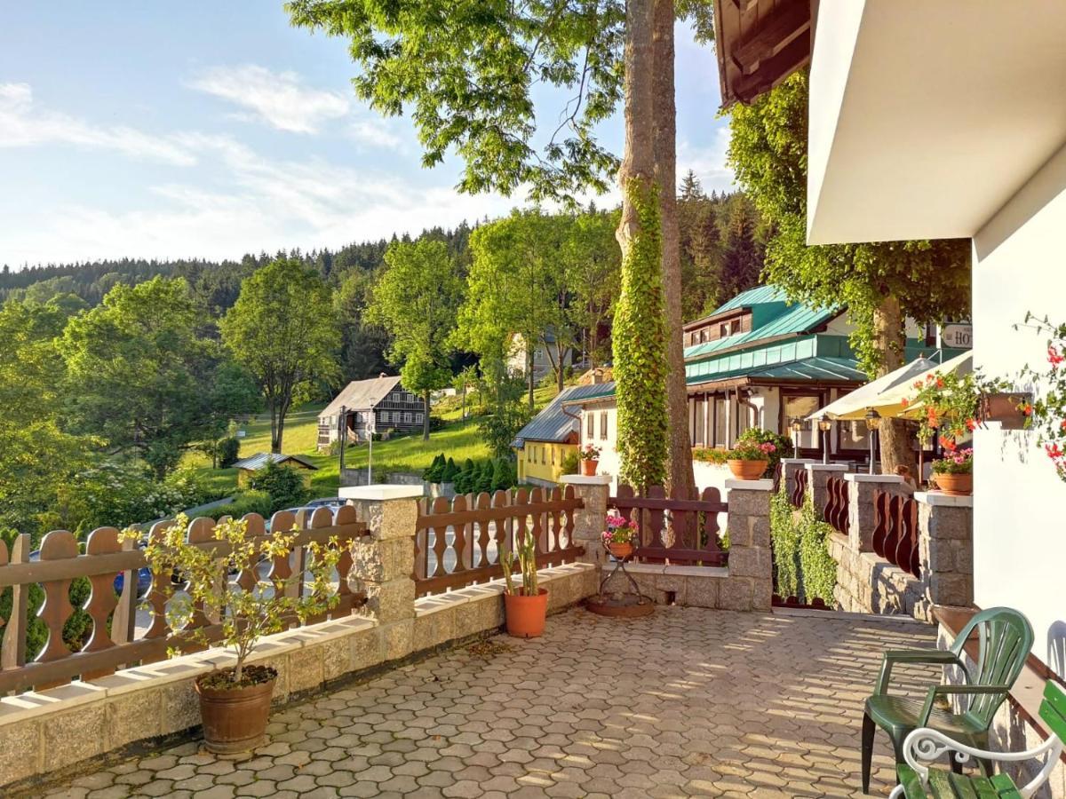 Hotel v Nebi Josefův Důl Buitenkant foto